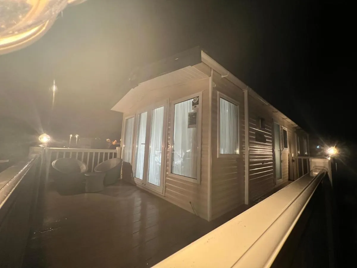 Lets Host Hot Tub Holiday Home With Lake View Patrington Prázdninový areál